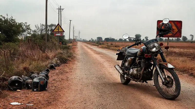 Una moto solitaria, en un paisaje desolado