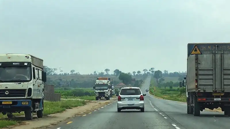 Camiones viajan por un paisaje rural